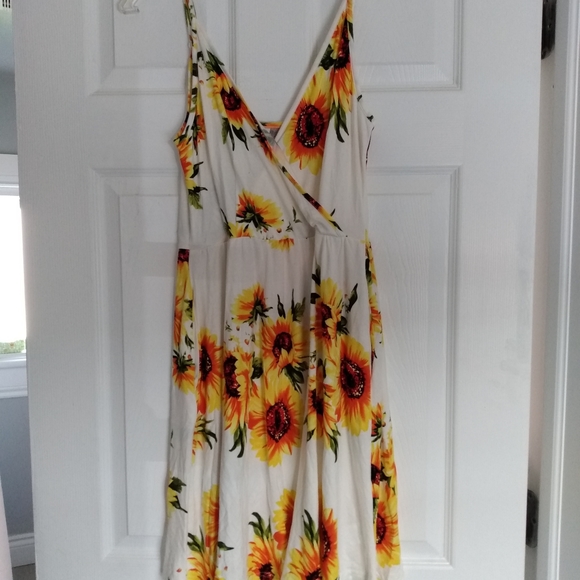 Size small (4-6) white floral dress - Picture 1 of 3